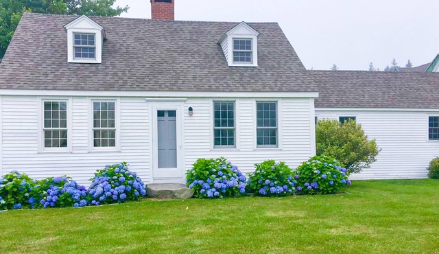 Classic Maine country home with private hot tub, ocean view & fast WiFi