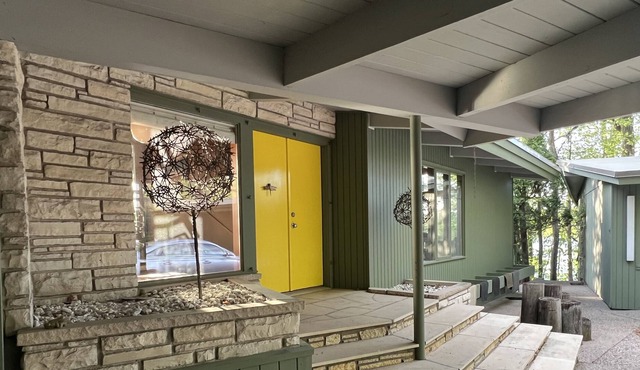 Classic Mid Century Modern 5 BR 3 Bth Lake Home. 20 minutes from downtown Mpls..