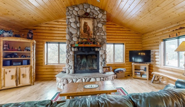 Classic Mountain Home w/Stunning Views, WiFi, Private Hot Tub & Fireplace