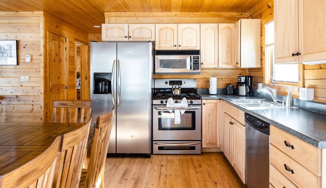 Classic Mountain Log Cabin at Dreamy Art & Nature Retreat Center