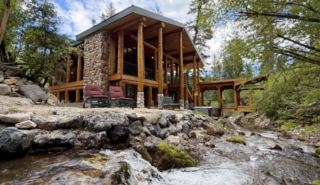 Classic mountain retreat Right on the stream Hot tub Wood-burning stove Set in Sundance Canyon