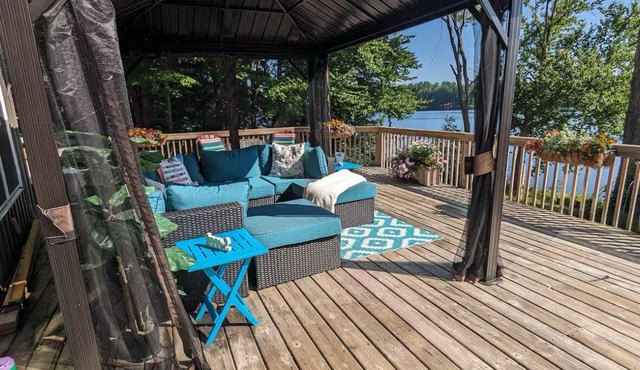 Classic Muskoka Getaway - Hot Tub, Private Beach, Firepit & View!