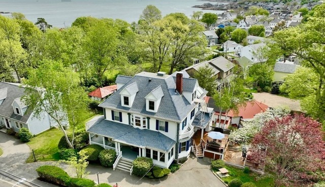 Classic New England: Big Family Home; Spas|Garden|FirePit; walk to beach, shops.