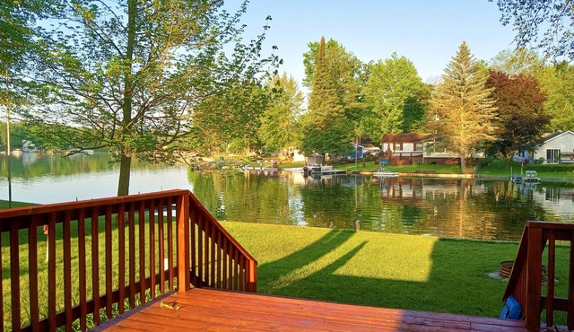 Classic on The Lake, Clean+Quiet, Private Dock, Full kitchen, WIFI+ROKU, Laundry