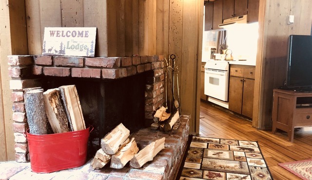 Classic Otter Cabin: Near Village & SHARC