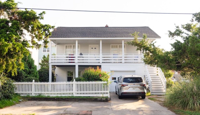 Classic pet-friendly lower level 3 bedroom duplex!