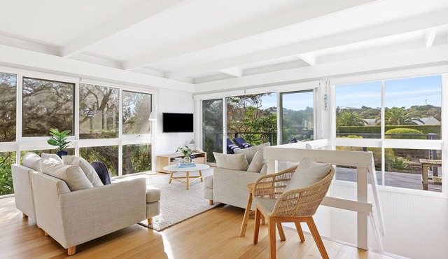 Classic, Portsea holiday home close to beaches and Village (sleeps 11)