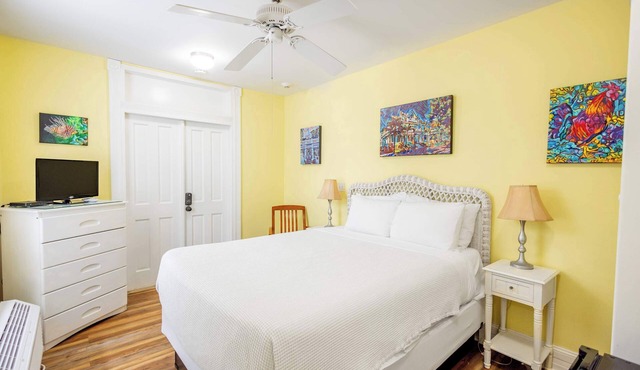 Classic Queen, Pet Friendly - Curry Mansion Inn