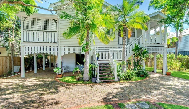 Classic Queenslander Close to City cat and Hawthorne Rd Shops & Restaurants hub