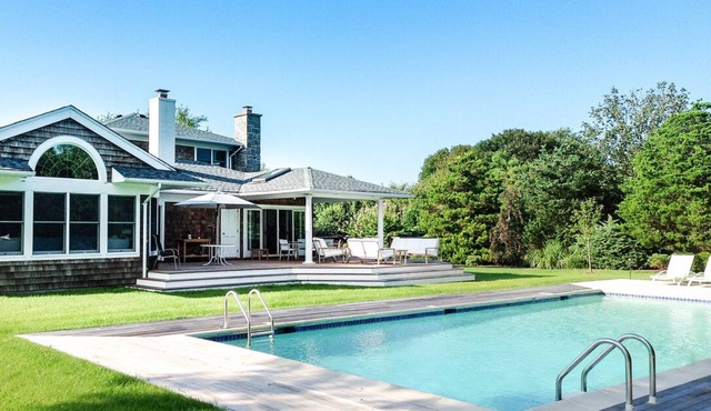Classic Quogue house in great location. Quiet! and 5 mn bike ride to the Beach.