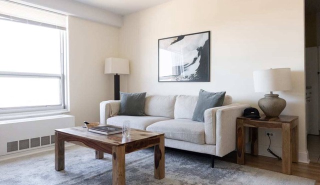 Classic Ravenswood 1BR with City View by Zencity