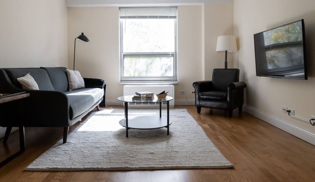 Classic Ravenswood 1BR with Work Station