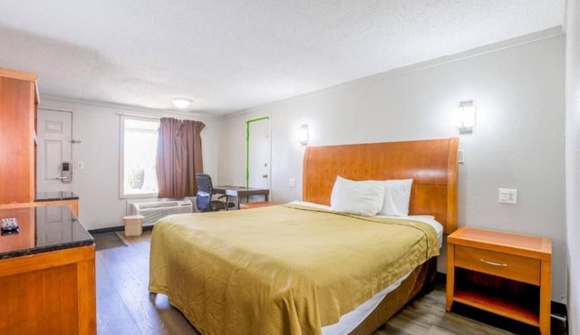 Classic Room with Work Desk – Perfect for Business or Leisure Trips in Richmond