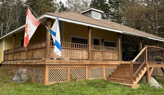 Classic Seaman's Lodge - directly across from the Quarterdeck (Pet Friendly!)