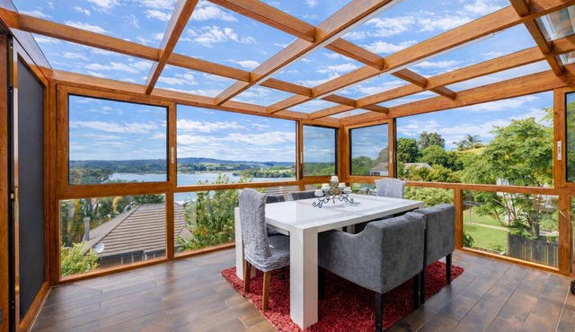 Classic Seaview Holiday Home in Shelly Park