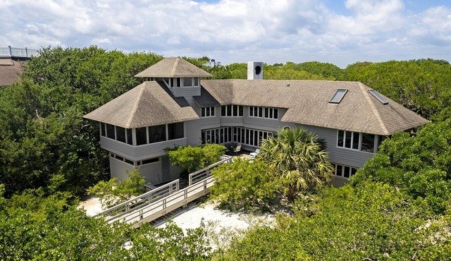 Classic Second Row Beach House, Short Walk to the Beach