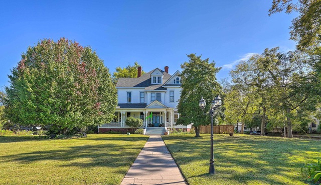 Classic Shreveport Retreat ~ 3 Mi to Dtwn!