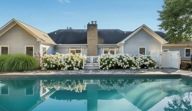 Classic Southampton Home, Perfect for Friends and Families, Close to Town,.