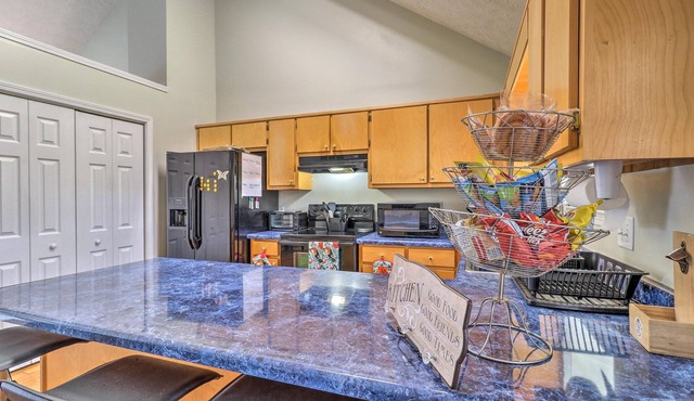 Classic Southern Family Home - 6 Mi to Atlanta!