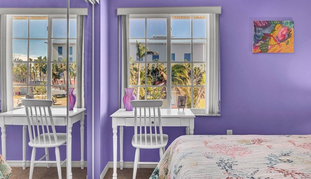 Classic Surf Lodge with Beach Supplies, Walk to Beach & Marina, Near IMG Academy