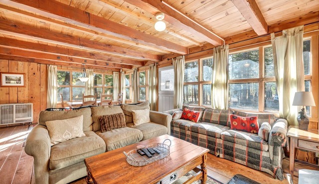 Classic Tahoe Cabin~Hot Tub~Minutes to Lake~PetsOK