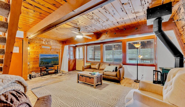 Classic Tahoe Charm – 3 Ski Resorts Within 5 Miles