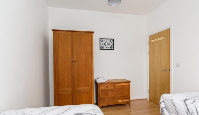 Classic Two Bedroom Apartment with Parking