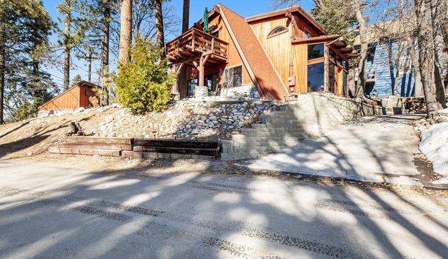 Classic two-story cabin & loft with fast WiFi, wood stove & balcony - ski nearby