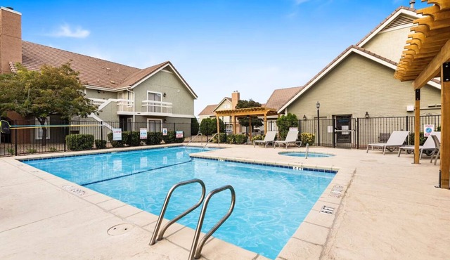 Classic Unit, Full Kitchen, Outdoor Pool, Pet-Friendly, Free Parking & Breakfast