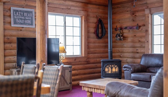 Classic Up North Log Cabin-Lazy Bear Lodge