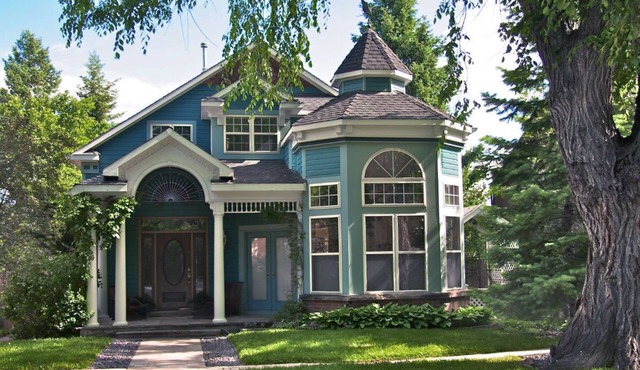 CLASSIC VICTORIAN, a short walk to downtown in a charming Boulder neighborhood