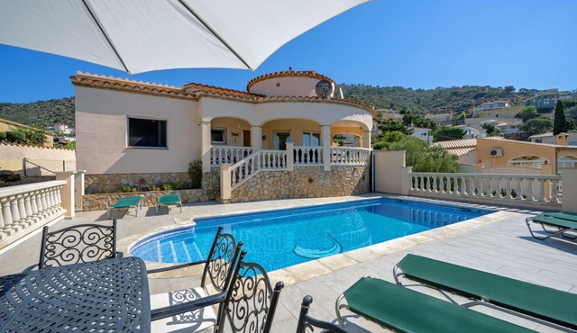 Classic Villa with sea-views, pool and garden