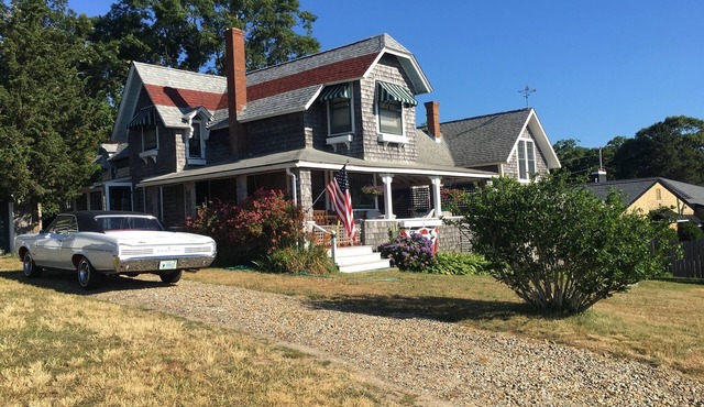 Classic Vineyard Ocean, Harbor, Lake & Parkview Cottage w/AC