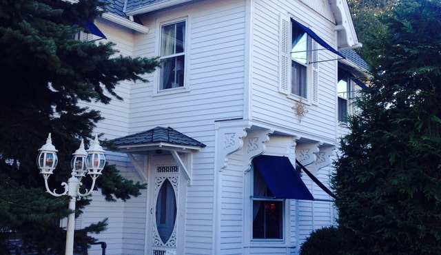 Classic Waterview Victorian Summer Cottage in Park-Like-Setting