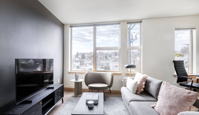 Classic Wallingford 1BR w/Lounge & Pets, nr 99 & I-5, by Blueground