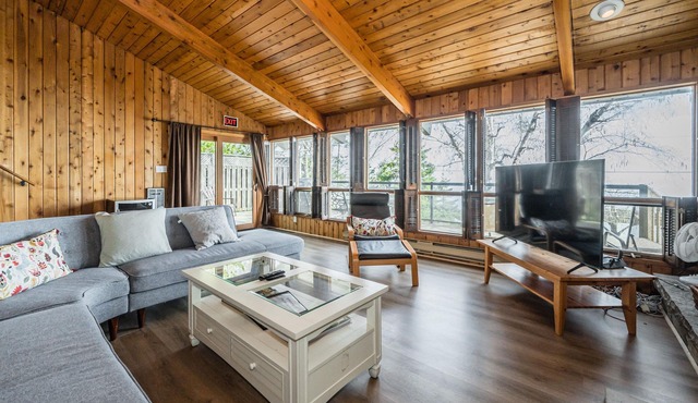 Classic waterfront cottage & sauna near trails