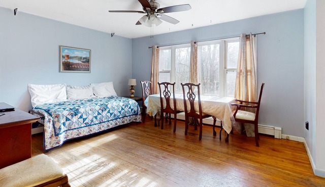 Classic White Lake hideaway with a large yard, washer/dryer, & full kitchen