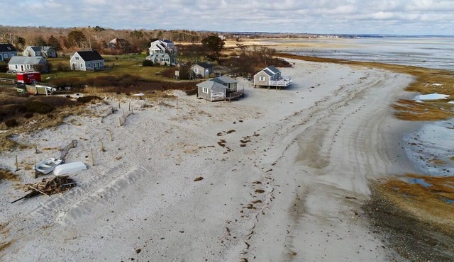 Classically charming 3 br cottage close to beach