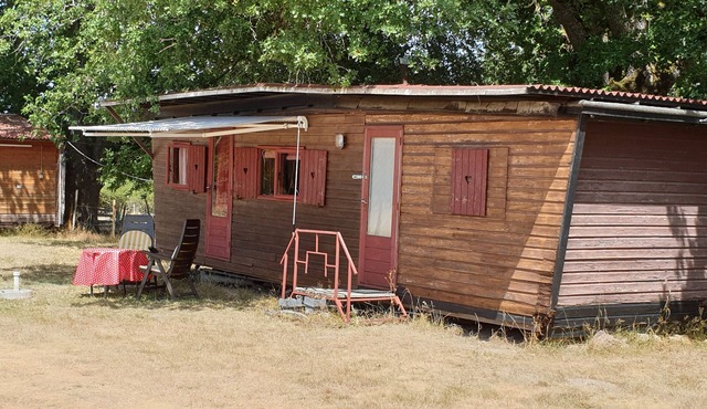 Classique, simple, small chalet for 2 people, cozy, quiet location