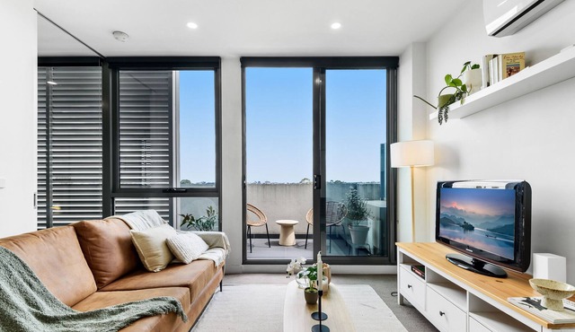 Classy 1-Bed Unit on High Street with City Views