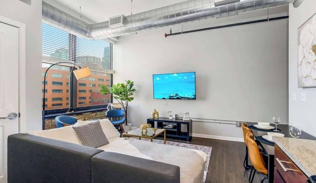 Classy 2BR Parking, Rooftop Near Arrowhd & TMobile