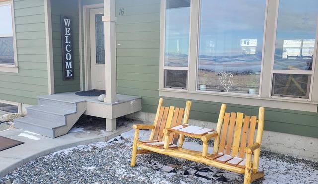 Classy 3-Bedroom Fishing Cottage with amazing lake and mountain views