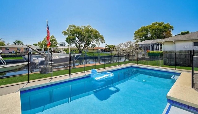 Classy Cabana on the water, Private Heated Pool & Boat Lifts