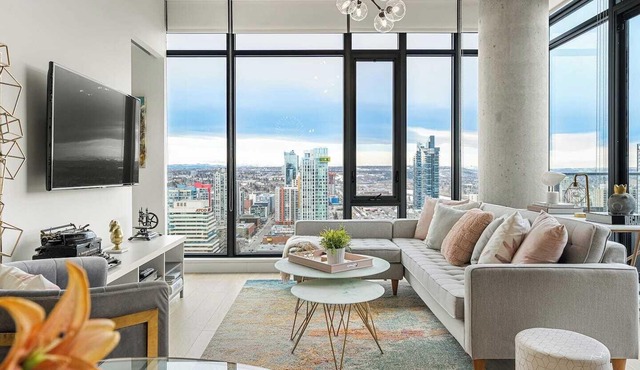 Classy & Comfortable Sub-Penthouse w Pool, AC