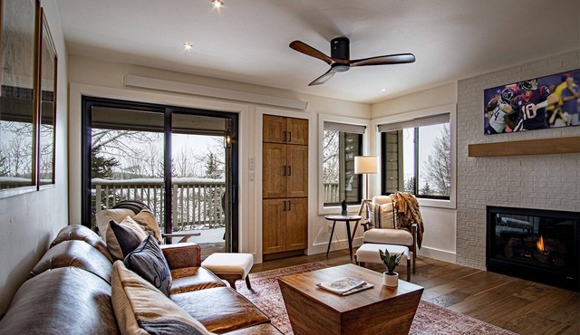 Classy, contemporary, cozy, Sun Valley condo with Resort Amenities