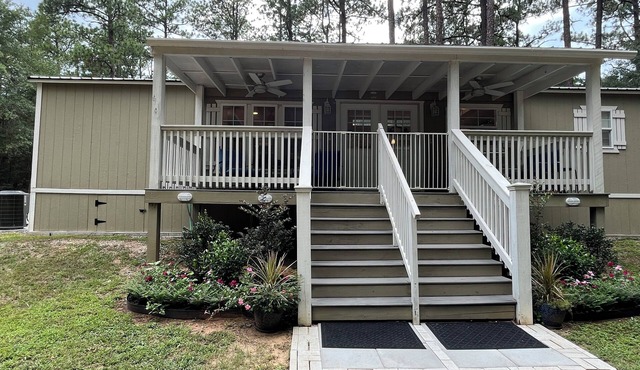 Classy cottage in wooded setting. Easy access to I75, RAFB, Ft Valley and Macon.