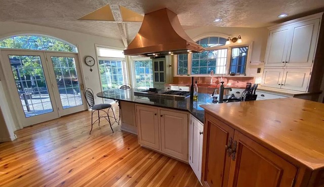 Classy country refuge from urbanity, short drive to the Waconda Lake