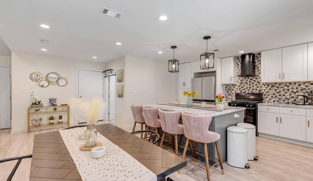 Classy & Cozy 3BD 2Bath w Office in HIP South Austin