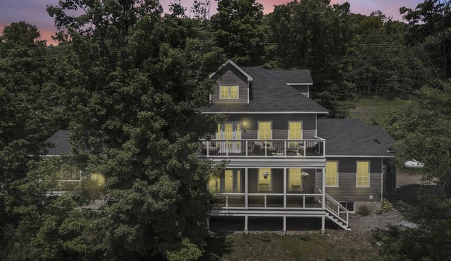 Classy Estate with Views + Walk to the Neat Café (10 min to Calabogie!)