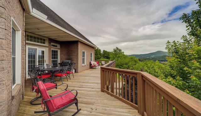 Classy Home w/Hot Tub + Mt. Jefferson Views!